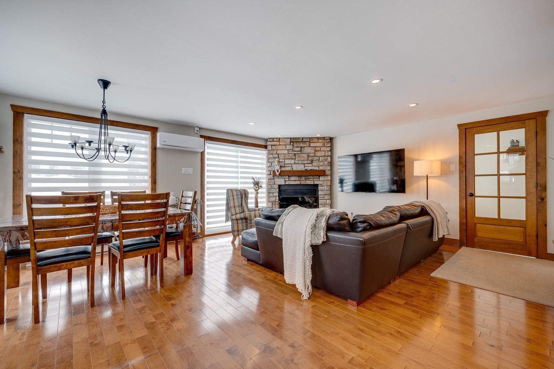 Salon - 219 Ch. Des Habitations-Des-Monts, Saint-Sauveur, QC