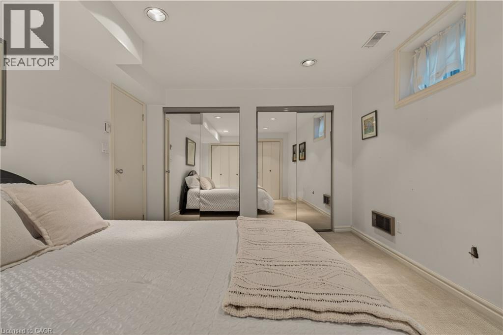 23 Lantern Lane, Dundas, ON