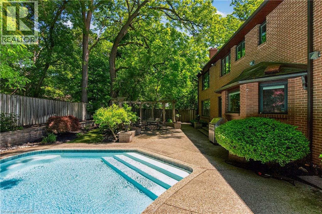 23 Lantern Lane, Dundas, ON