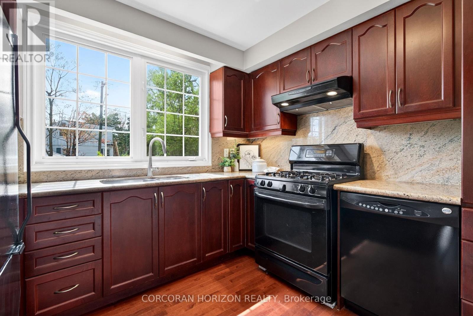 77 Mineola Road E, Mississauga, ON