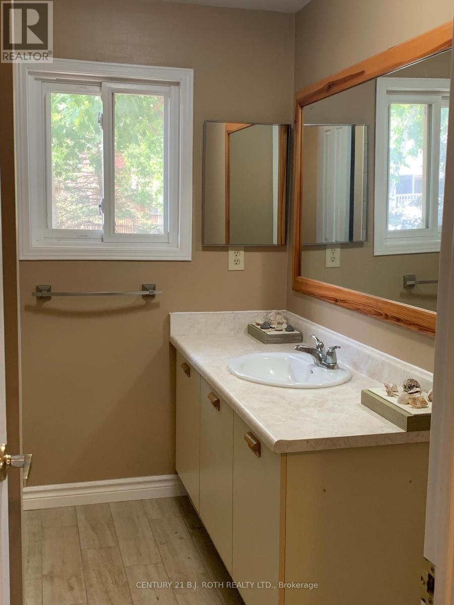 2nd floor 4 piece bathroom - Upper - 29 Irwin Drive, Barrie, ON