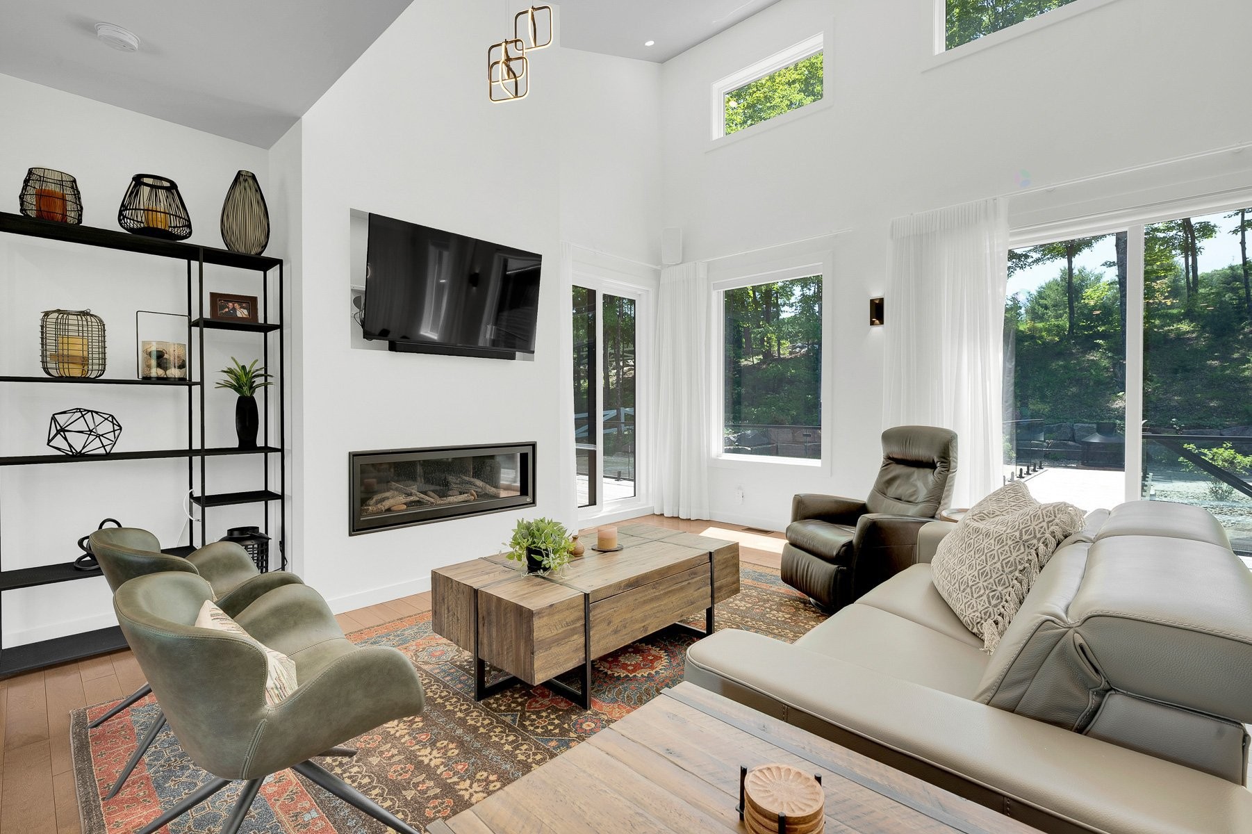 Living Room - 2100 Ch. De L'Étang, Sainte-Adèle, QC