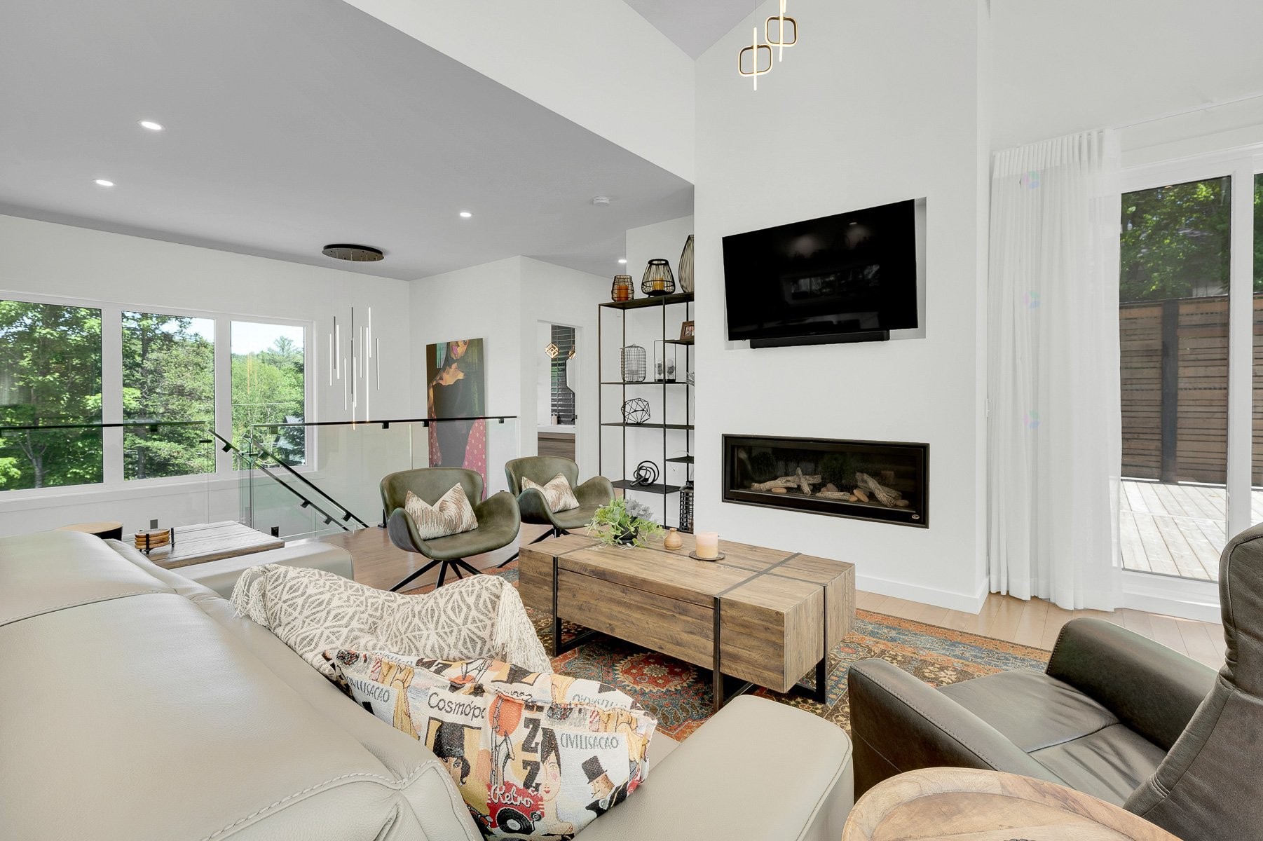Living Room - 2100 Ch. De L'Étang, Sainte-Adèle, QC