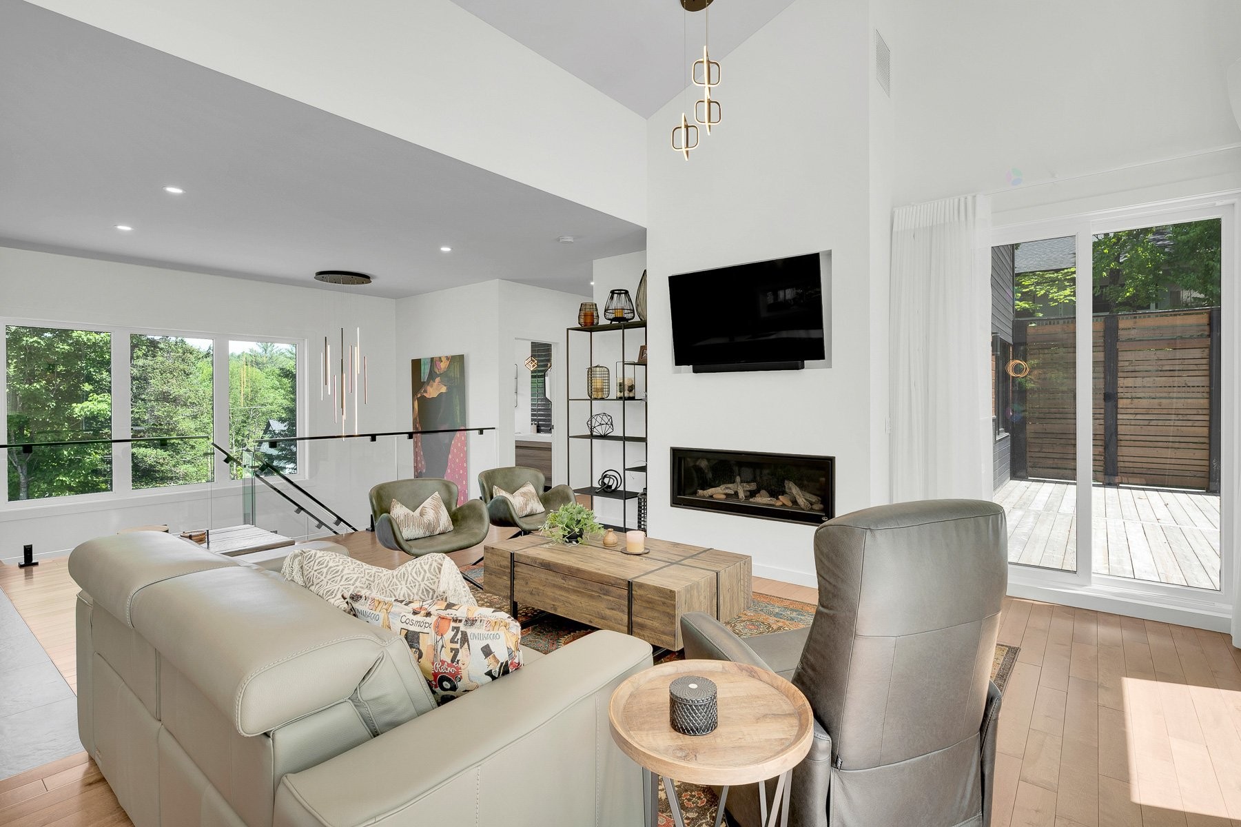 Living Room - 2100 Ch. De L'Étang, Sainte-Adèle, QC