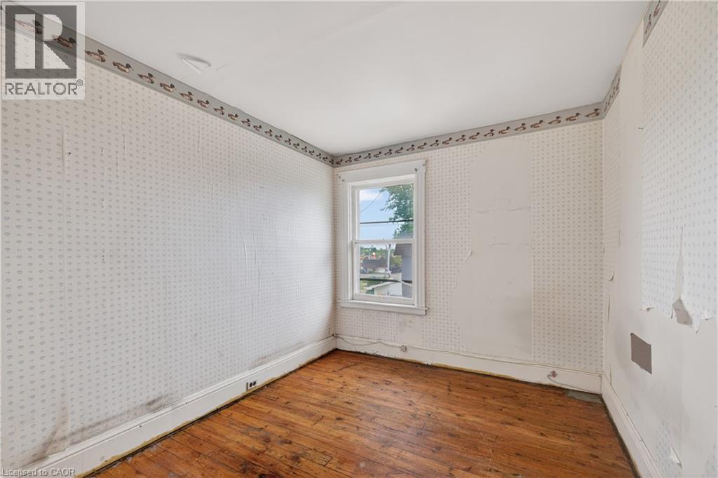 Hardwood flooring - 26 Arthur Avenue, St. Thomas, ON - Indoor Photo Showing Other Room