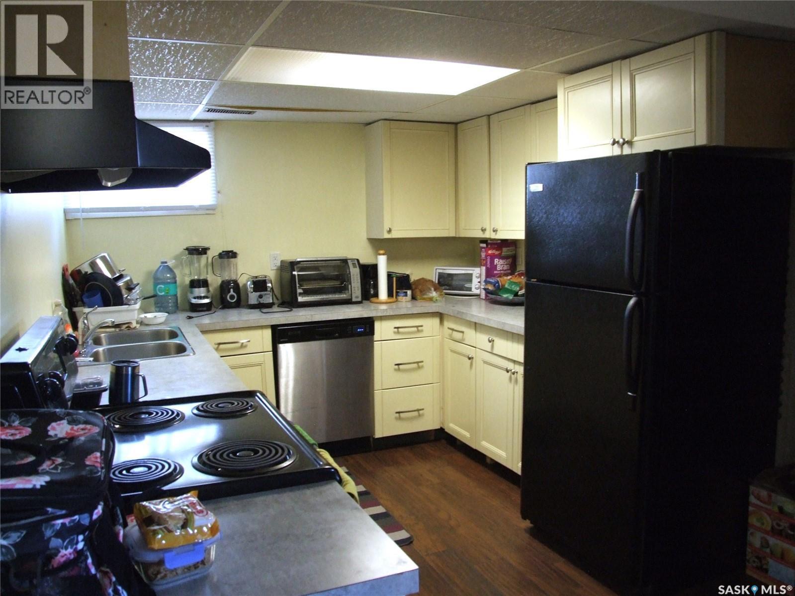 114 3Rd Street E, Leader, SK