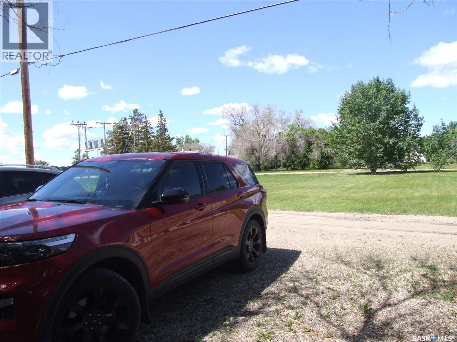114 3Rd Street E, Leader, SK