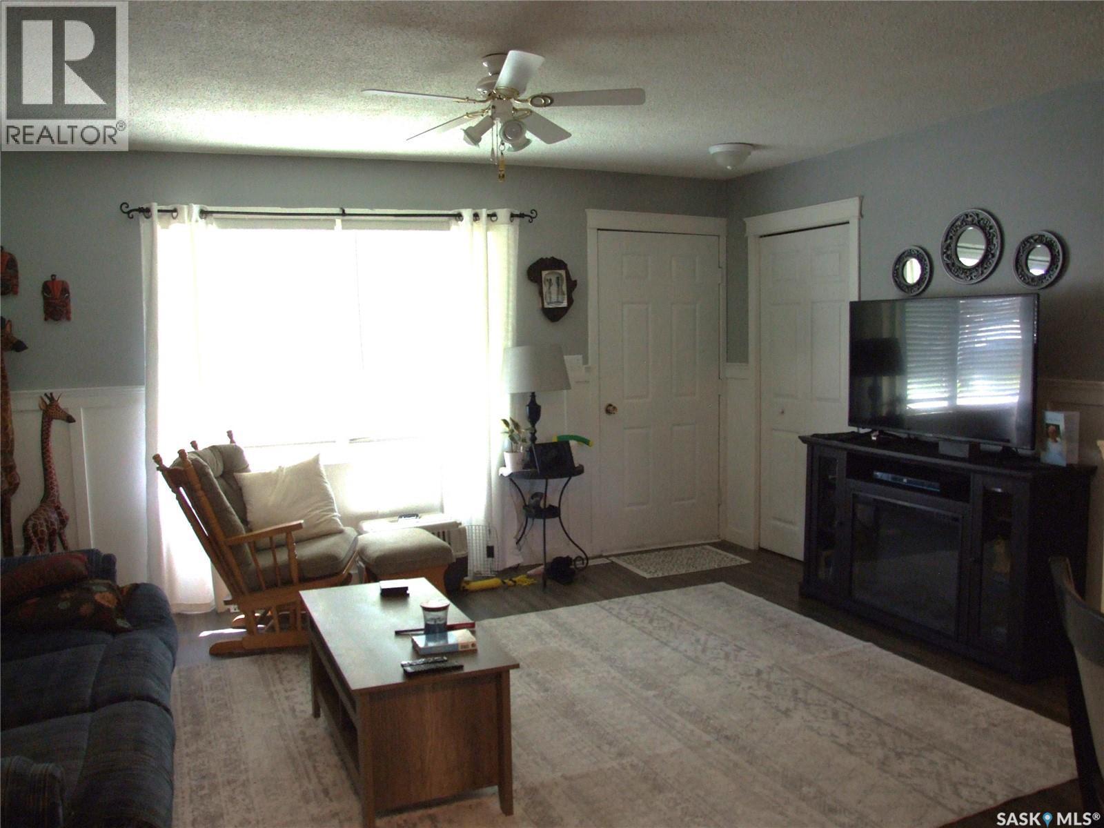 114 3Rd Street E, Leader, SK