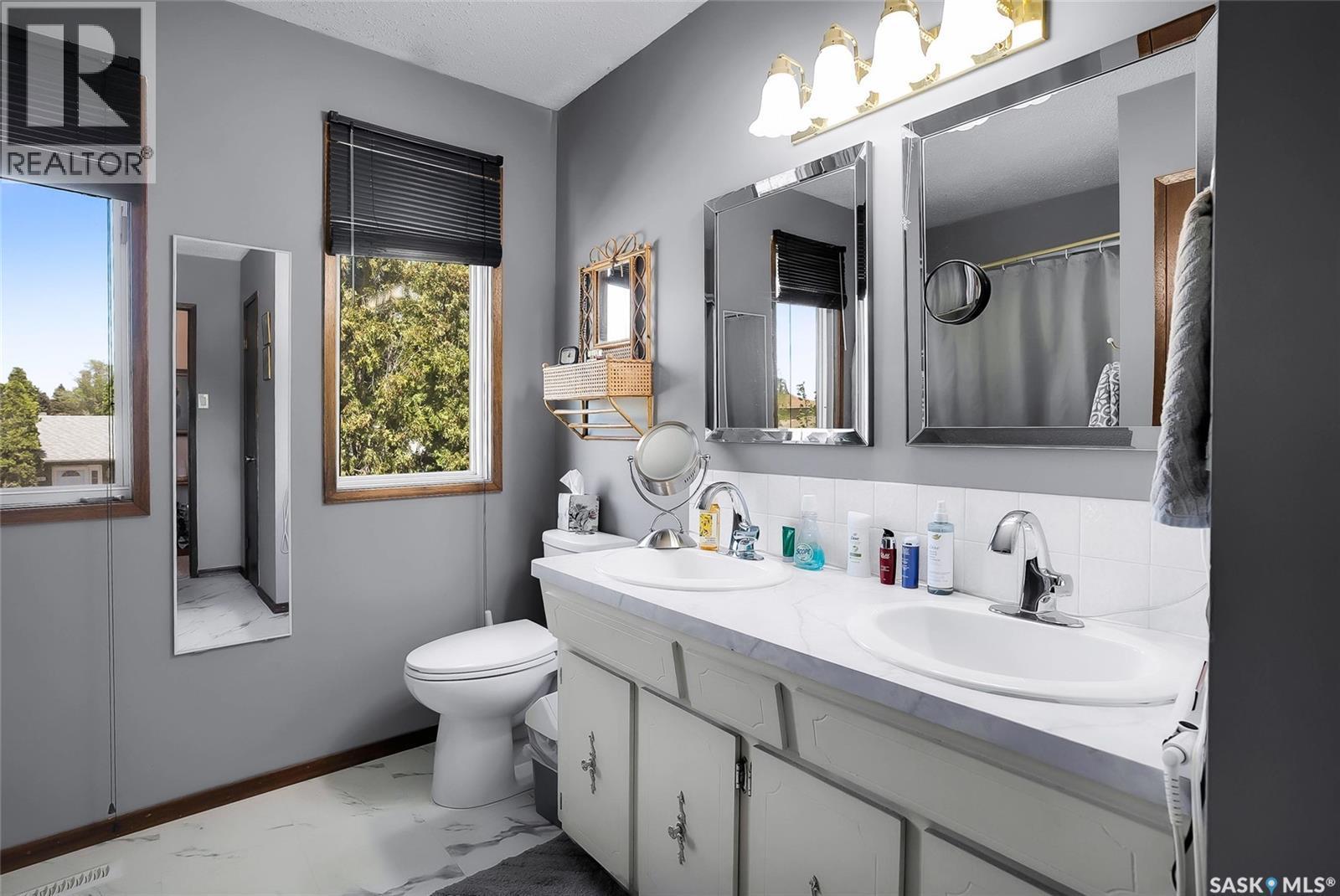 2 Cambridge Crescent, Saskatoon, SK