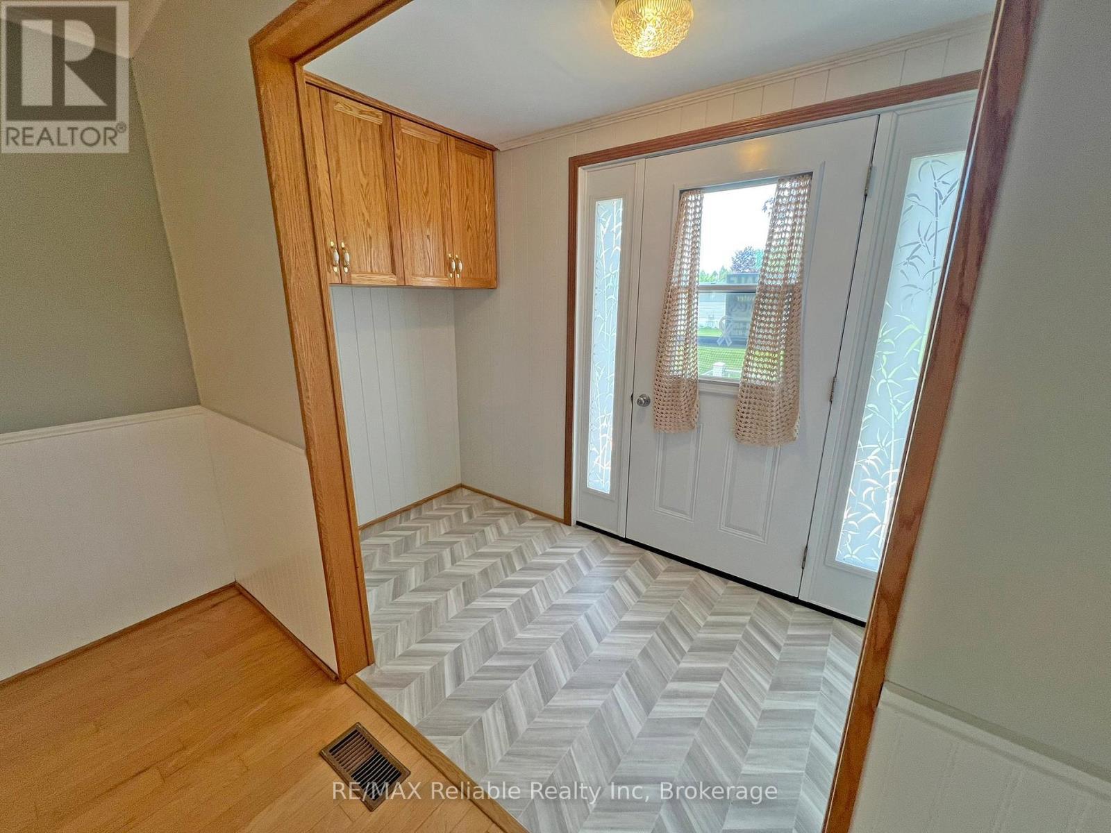 Front door foyer with closet - 144 Sandbagger Crescent, Central Huron (Clinton), ON
