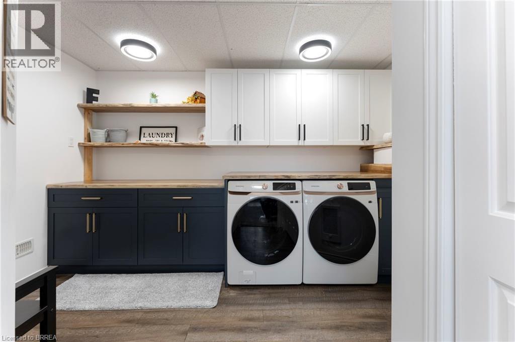 Second Residence Laundry - 182 Governors Road E, Paris, ON