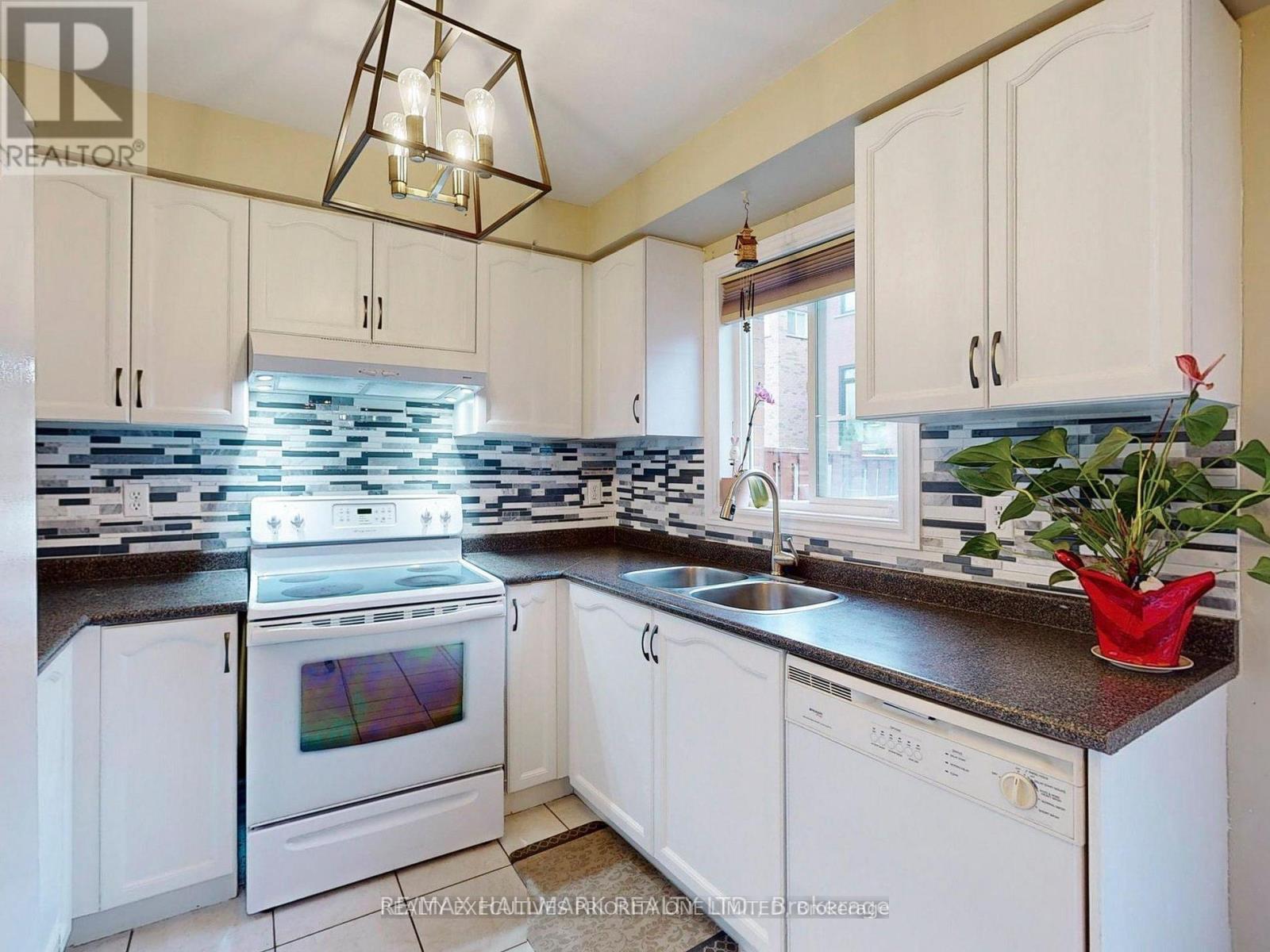 19 Rusty Trail, Vaughan, ON - Indoor Photo Showing Kitchen With Double Sink