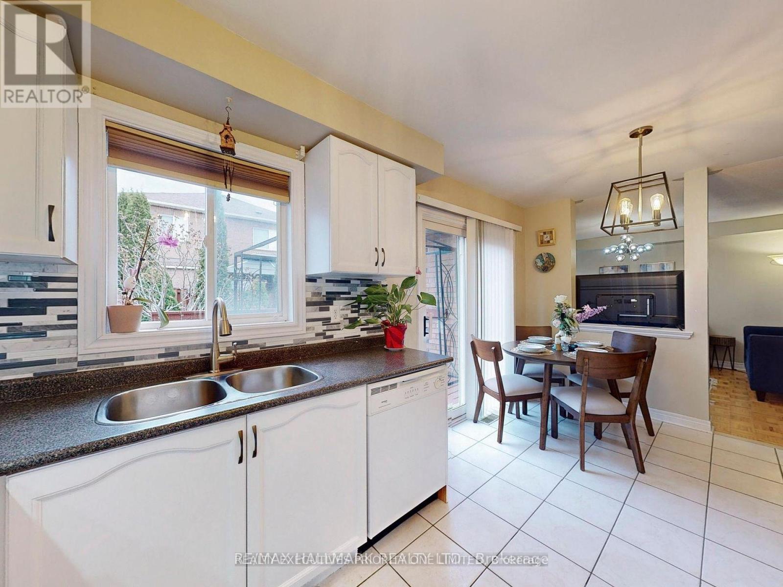 19 Rusty Trail, Vaughan, ON - Indoor Photo Showing Kitchen With Double Sink