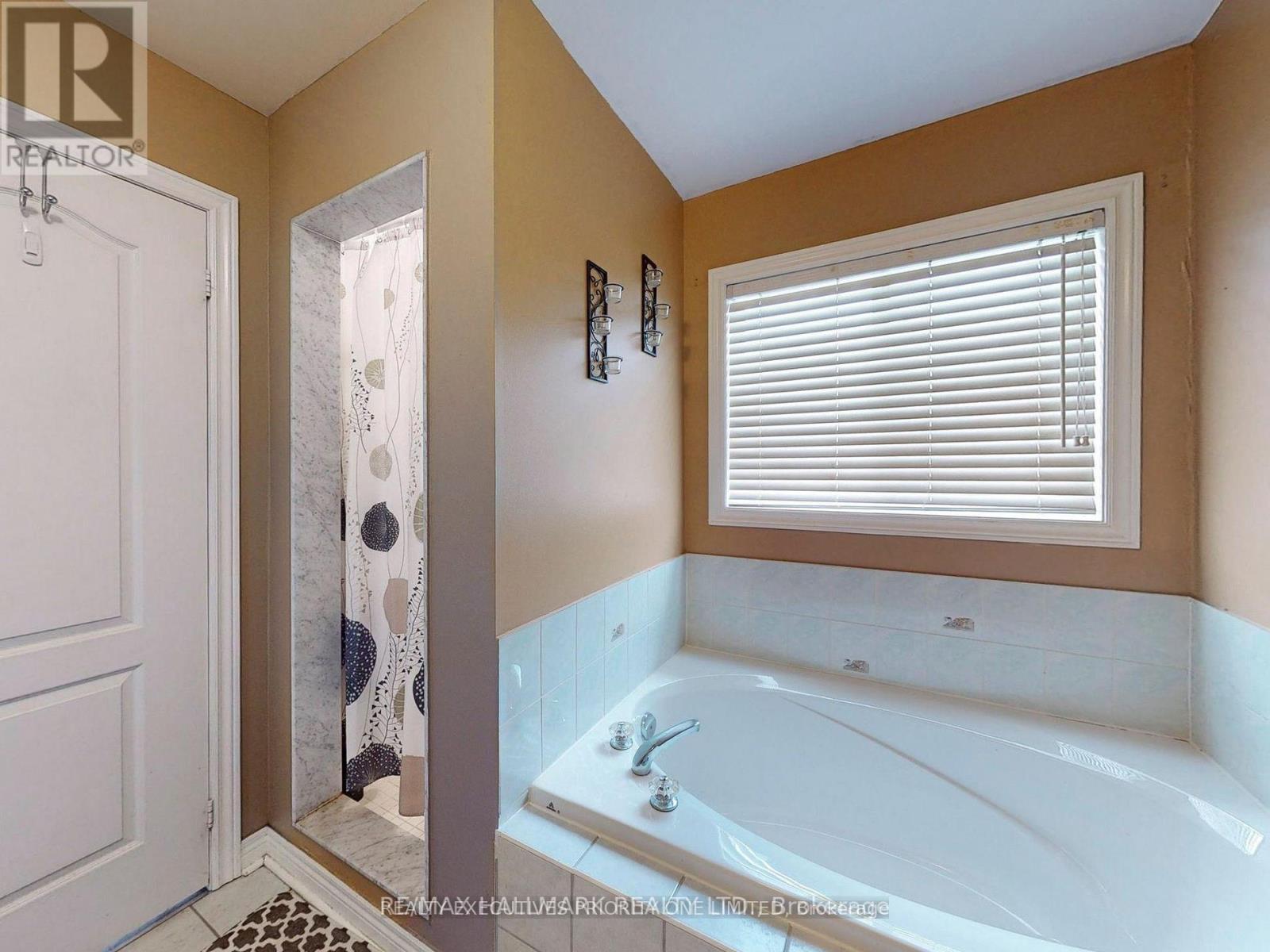 19 Rusty Trail, Vaughan, ON - Indoor Photo Showing Bathroom