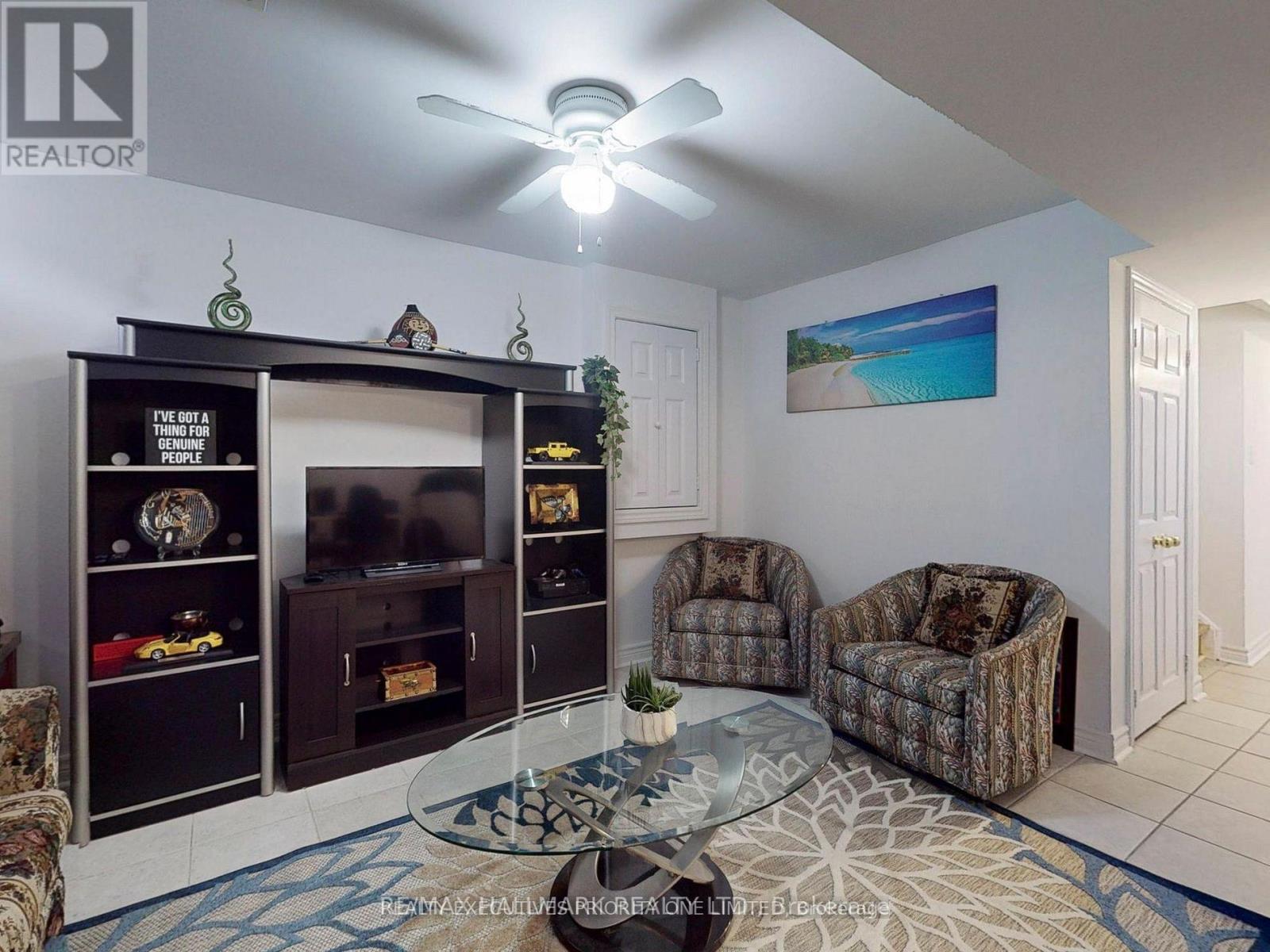 19 Rusty Trail, Vaughan, ON - Indoor Photo Showing Living Room