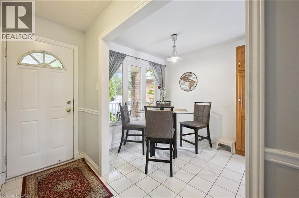 817 Acadia Drive, Hamilton, ON - Indoor Photo Showing Dining Room