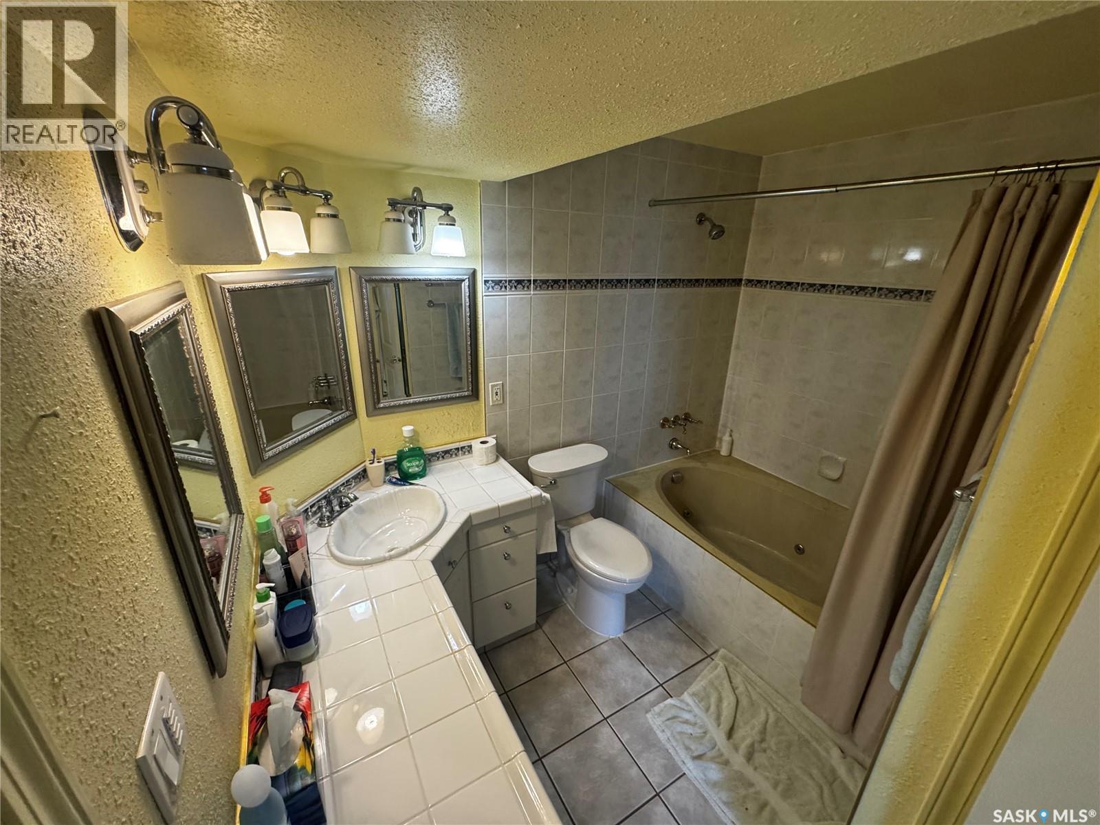 233 Lochrie Crescent, Saskatoon, SK