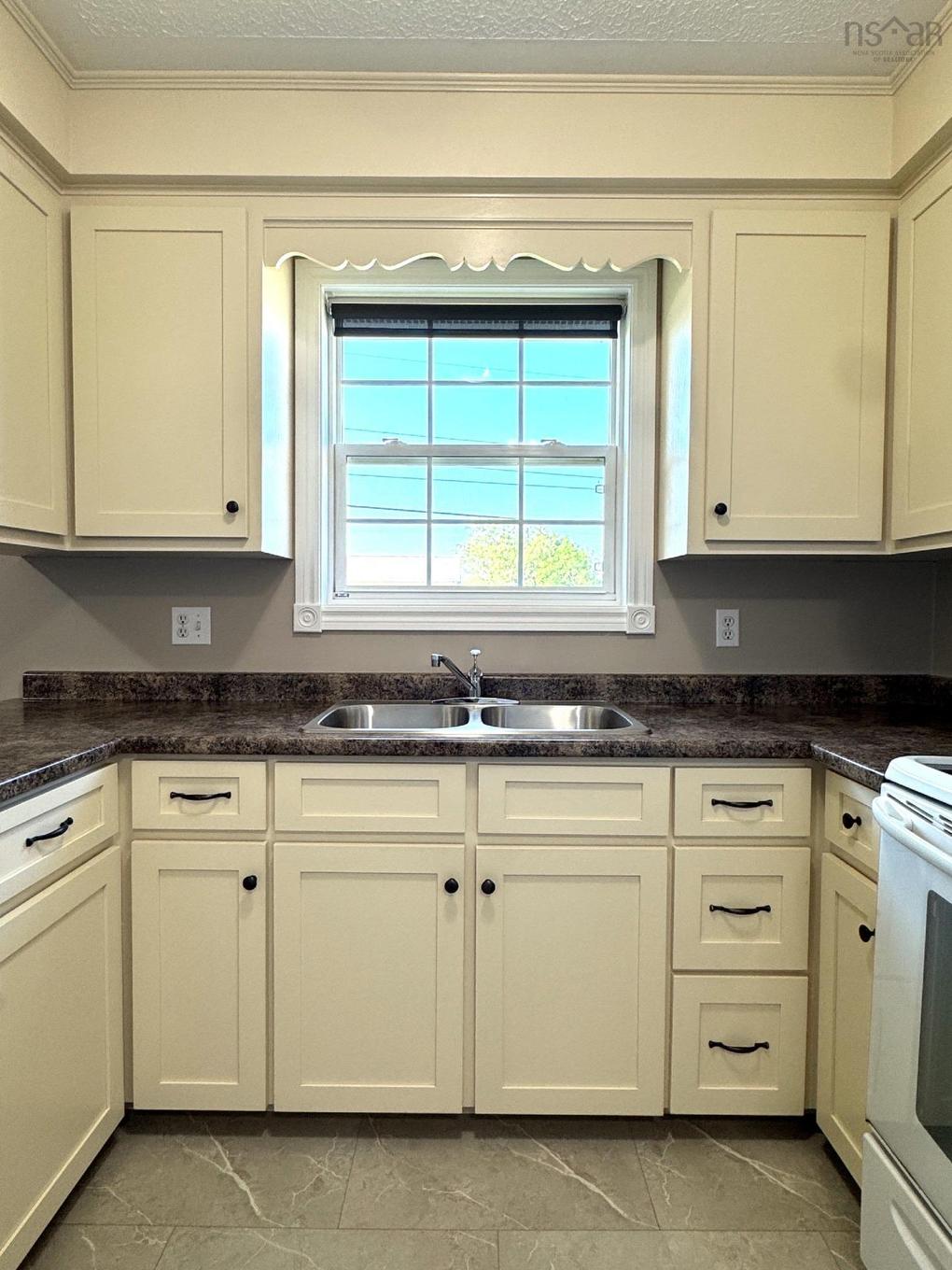 38 Hibernia Street, Yarmouth, NS - Indoor Photo Showing Kitchen With Double Sink