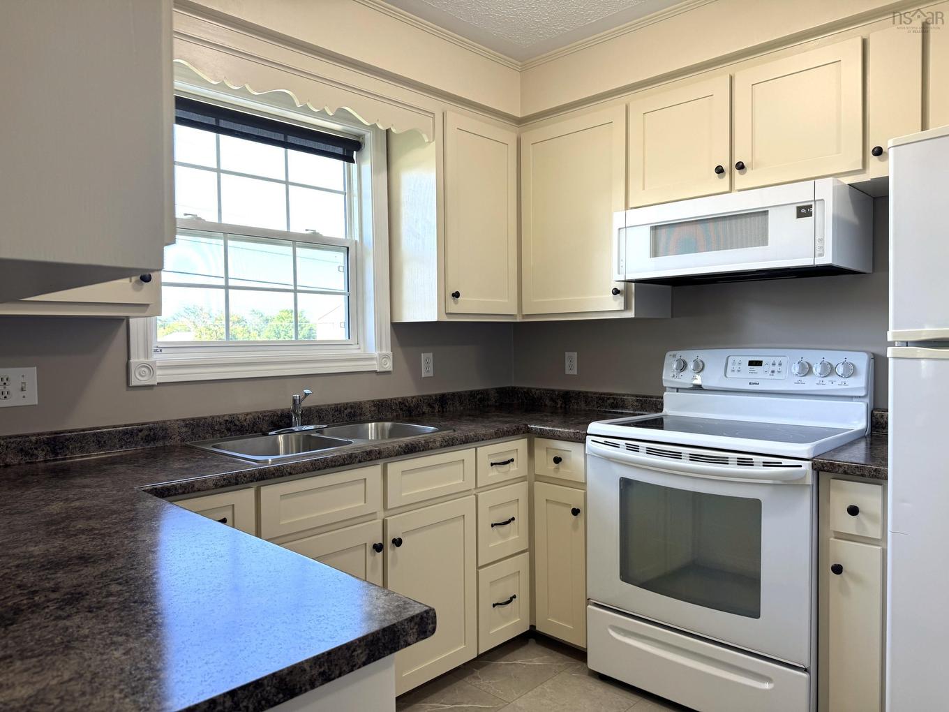 38 Hibernia Street, Yarmouth, NS - Indoor Photo Showing Kitchen With Double Sink