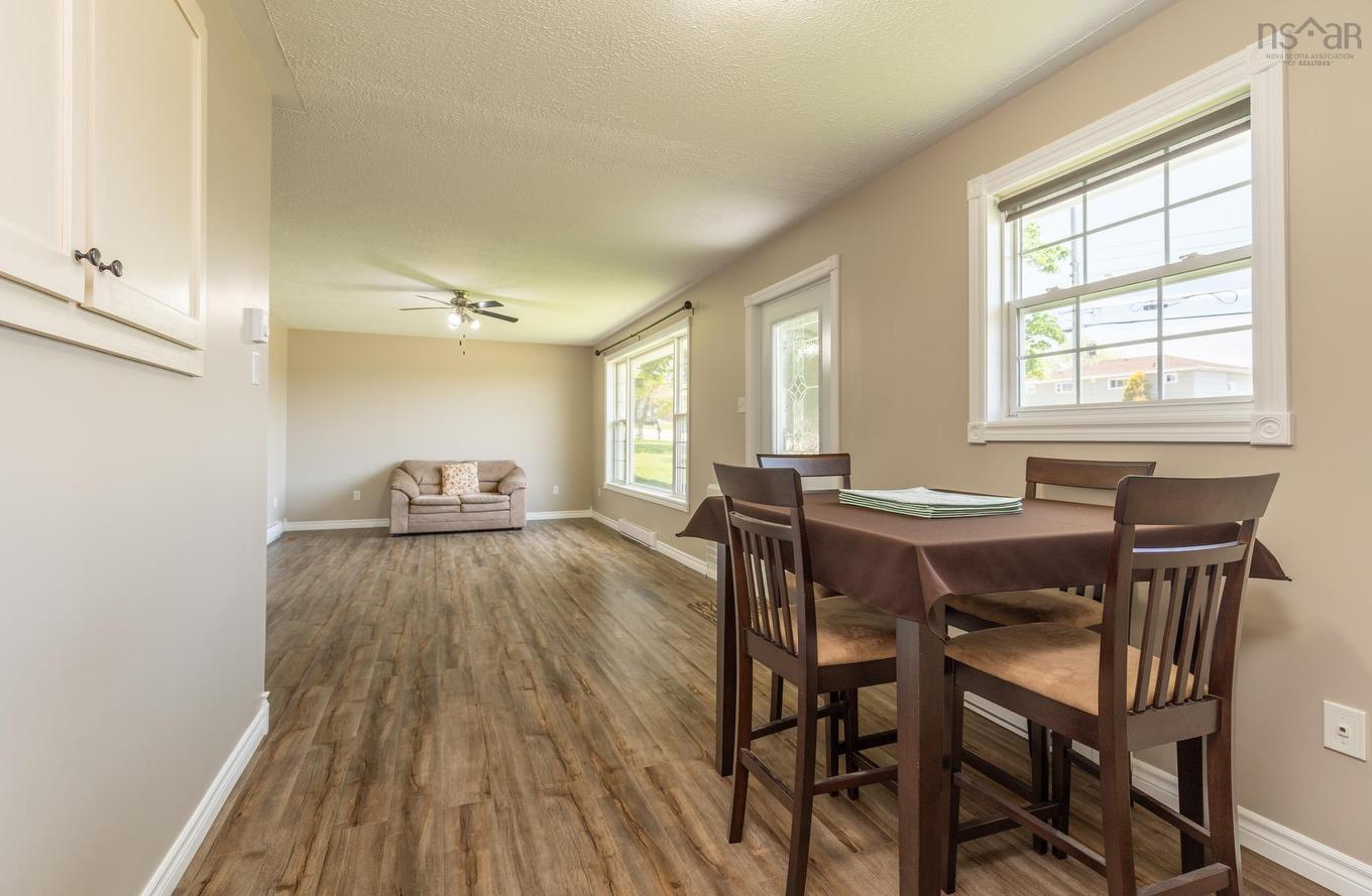 38 Hibernia Street, Yarmouth, NS - Indoor Photo Showing Dining Room
