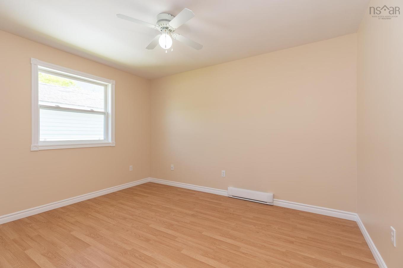38 Hibernia Street, Yarmouth, NS - Indoor Photo Showing Other Room