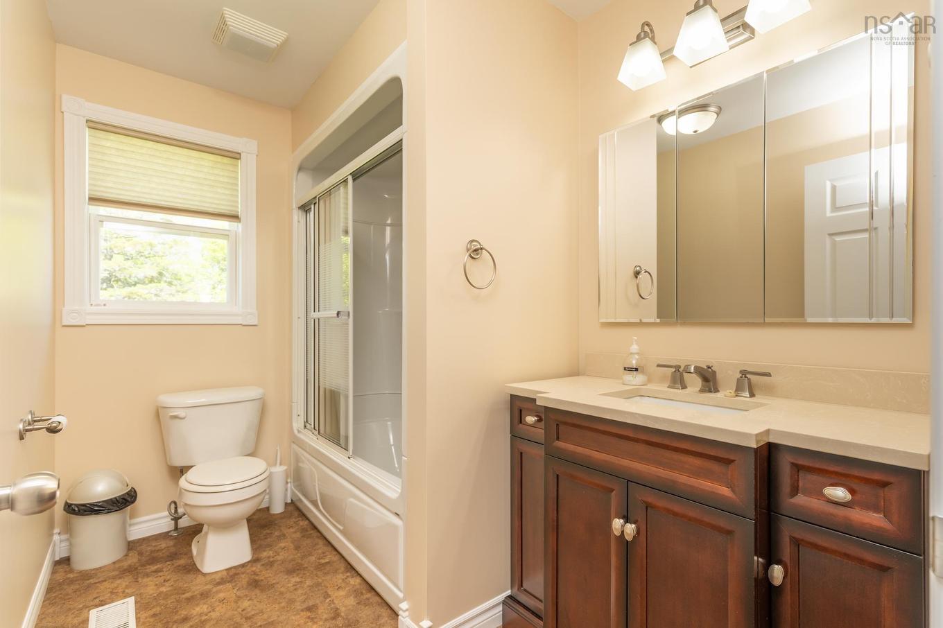 38 Hibernia Street, Yarmouth, NS - Indoor Photo Showing Bathroom