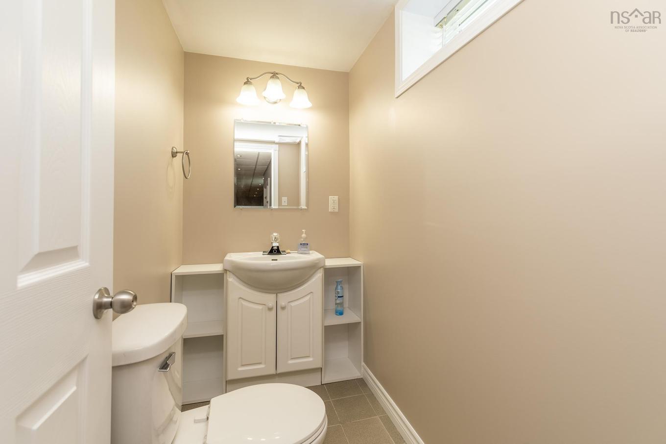 38 Hibernia Street, Yarmouth, NS - Indoor Photo Showing Bathroom