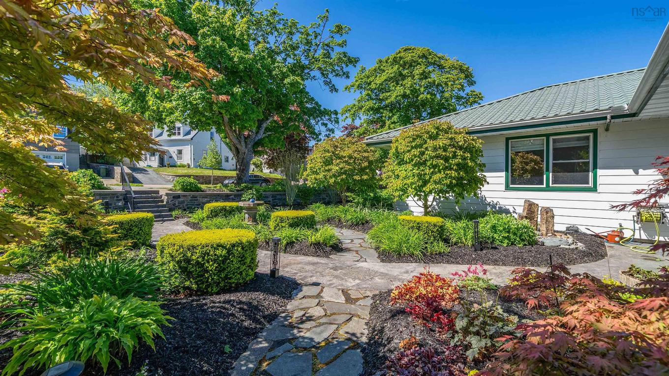 15 Lakeview Avenue, Dartmouth, NS