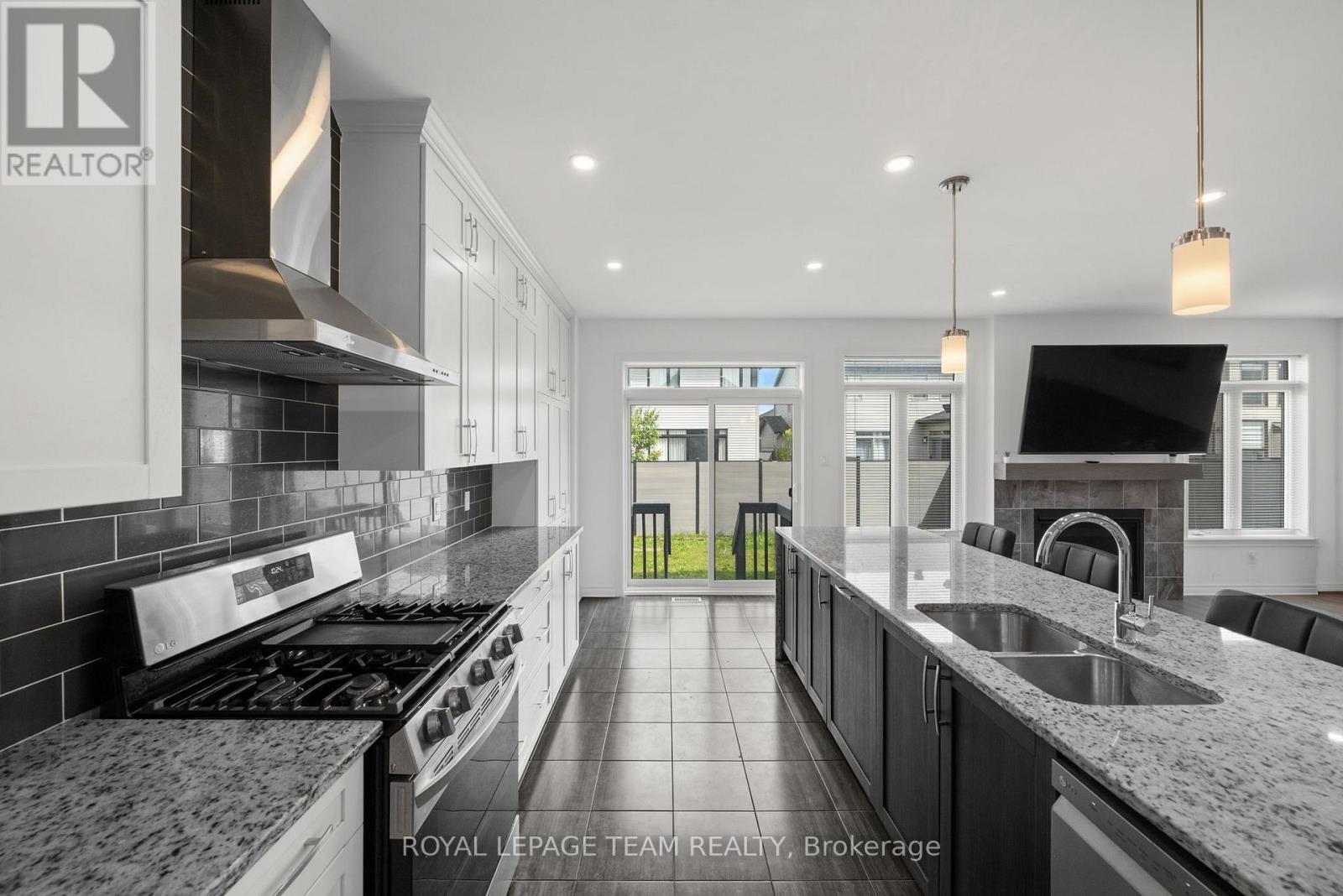 Gas range and ample cupboard space - 41 Whooping Crane Ridge, Ottawa, ON