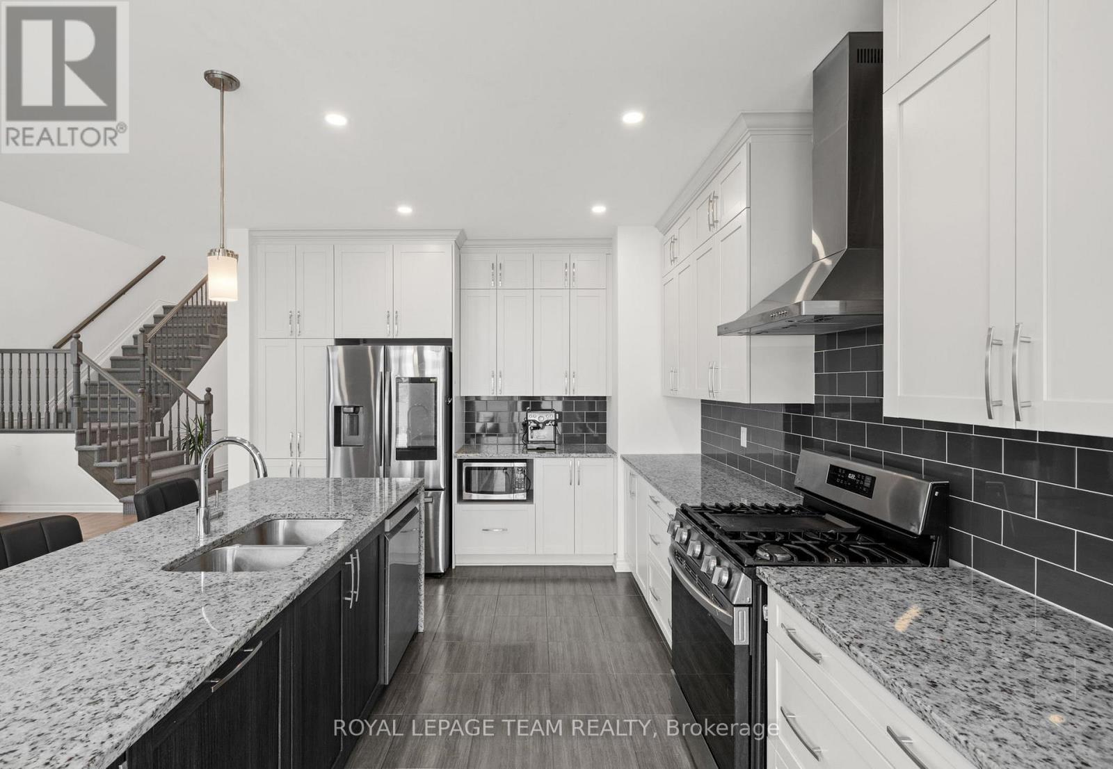 Nook for microwave and ample prep space - 41 Whooping Crane Ridge, Ottawa, ON