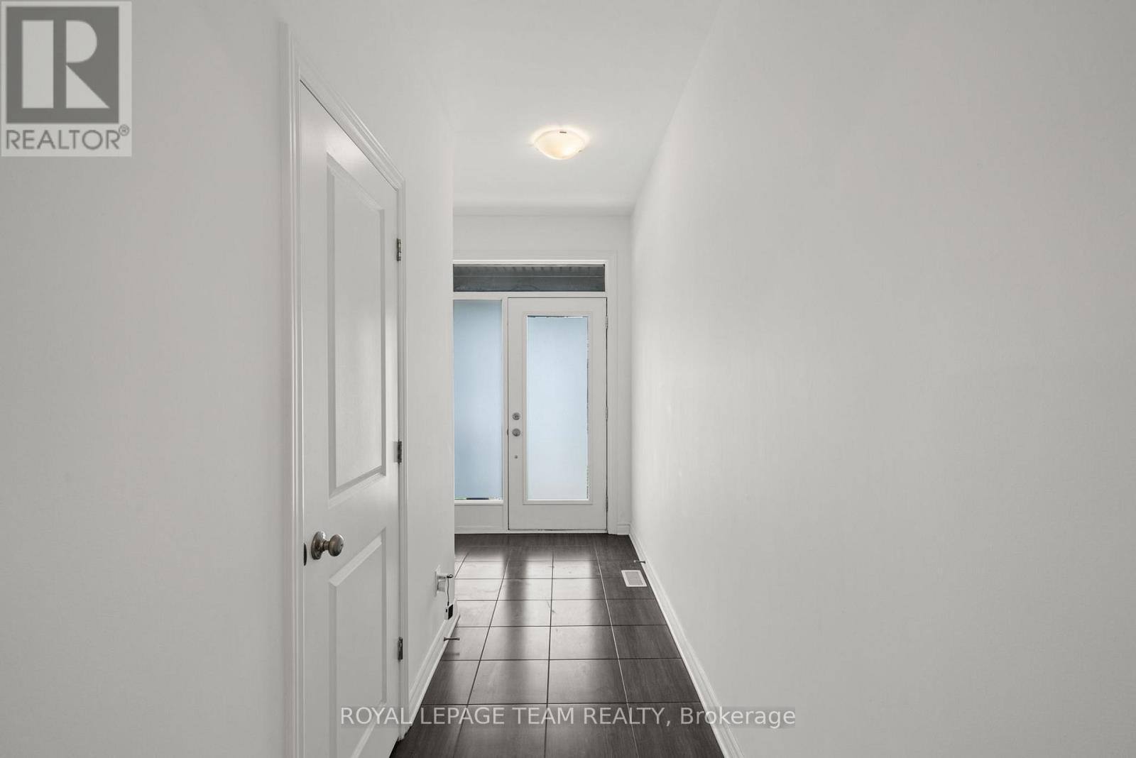 Entry way and powder room - 41 Whooping Crane Ridge, Ottawa, ON