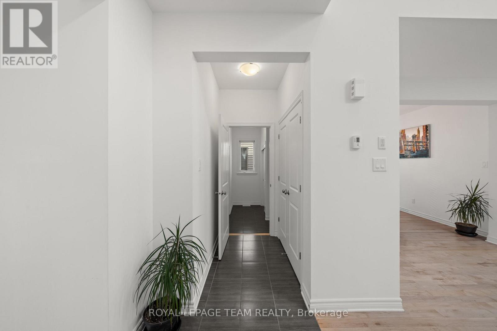 Hallway to the sunken mudroom/family entrance - 41 Whooping Crane Ridge, Ottawa, ON