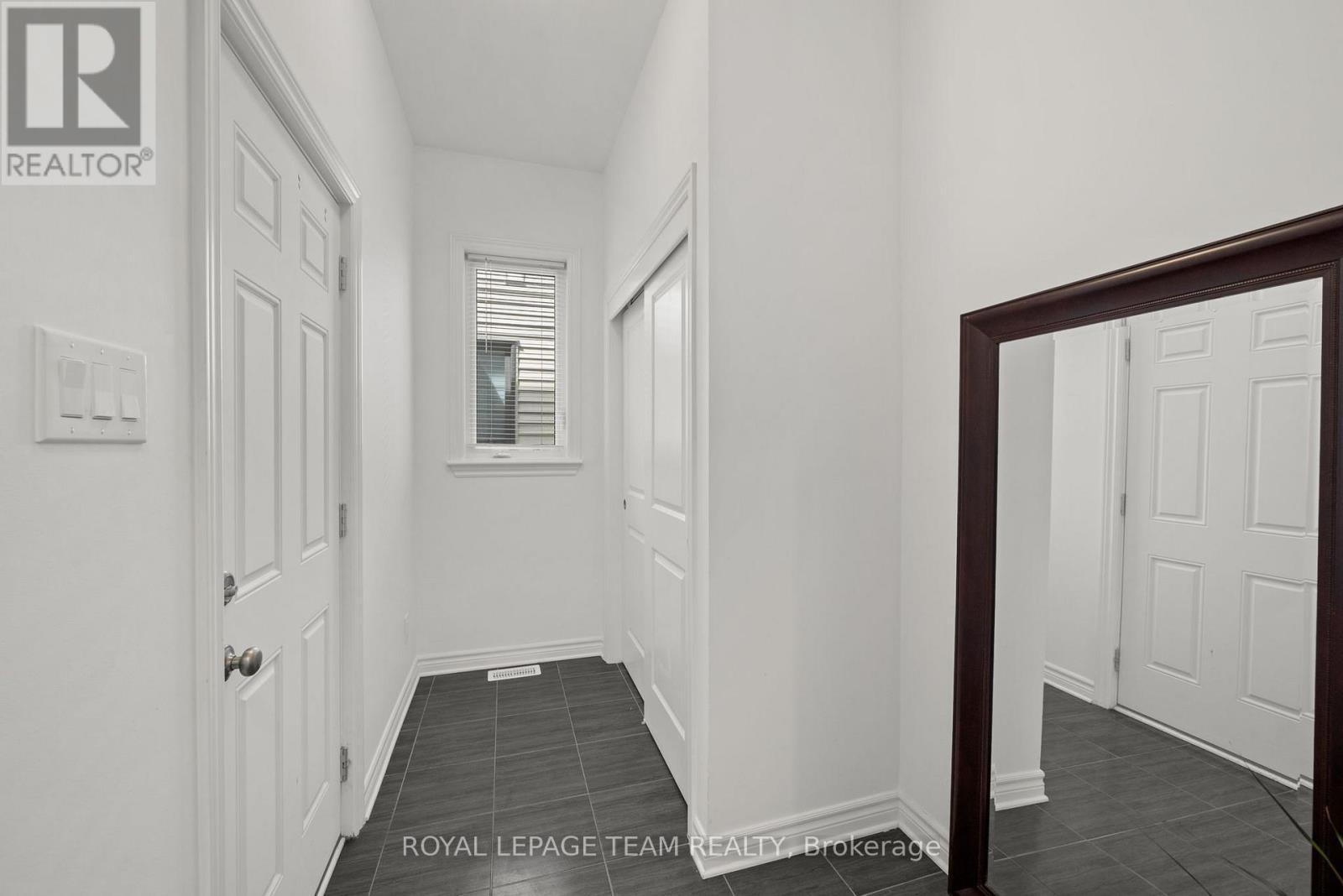 Mudroom/Family Entrance - 41 Whooping Crane Ridge, Ottawa, ON