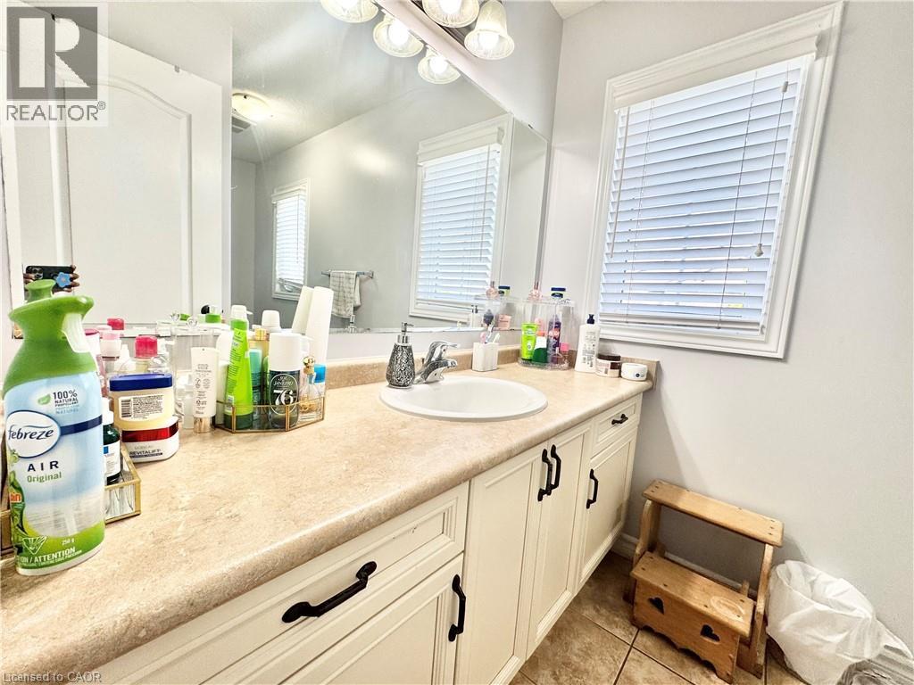 Main Bathroom - 1333 Countrystone Drive, Kitchener, ON