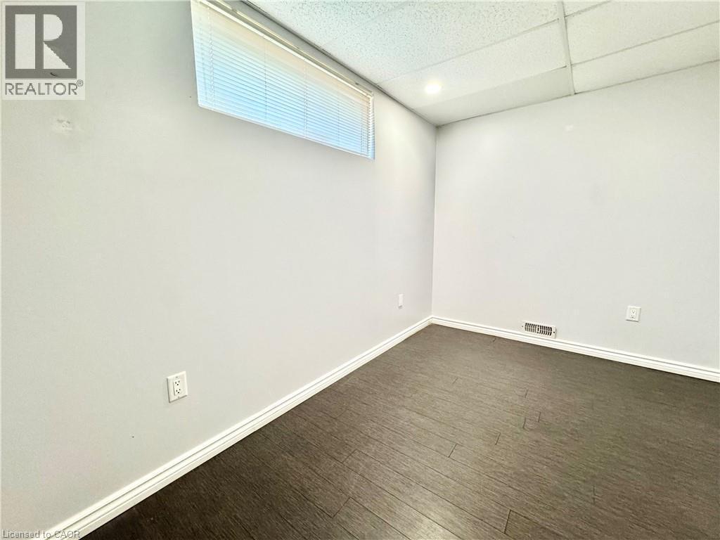 Bedroom with closet - 1333 Countrystone Drive, Kitchener, ON