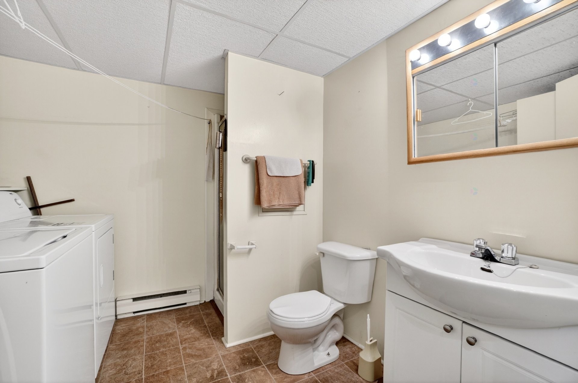 Laundry - 6277 Rue Parini, Laval (Auteuil), QC - Indoor