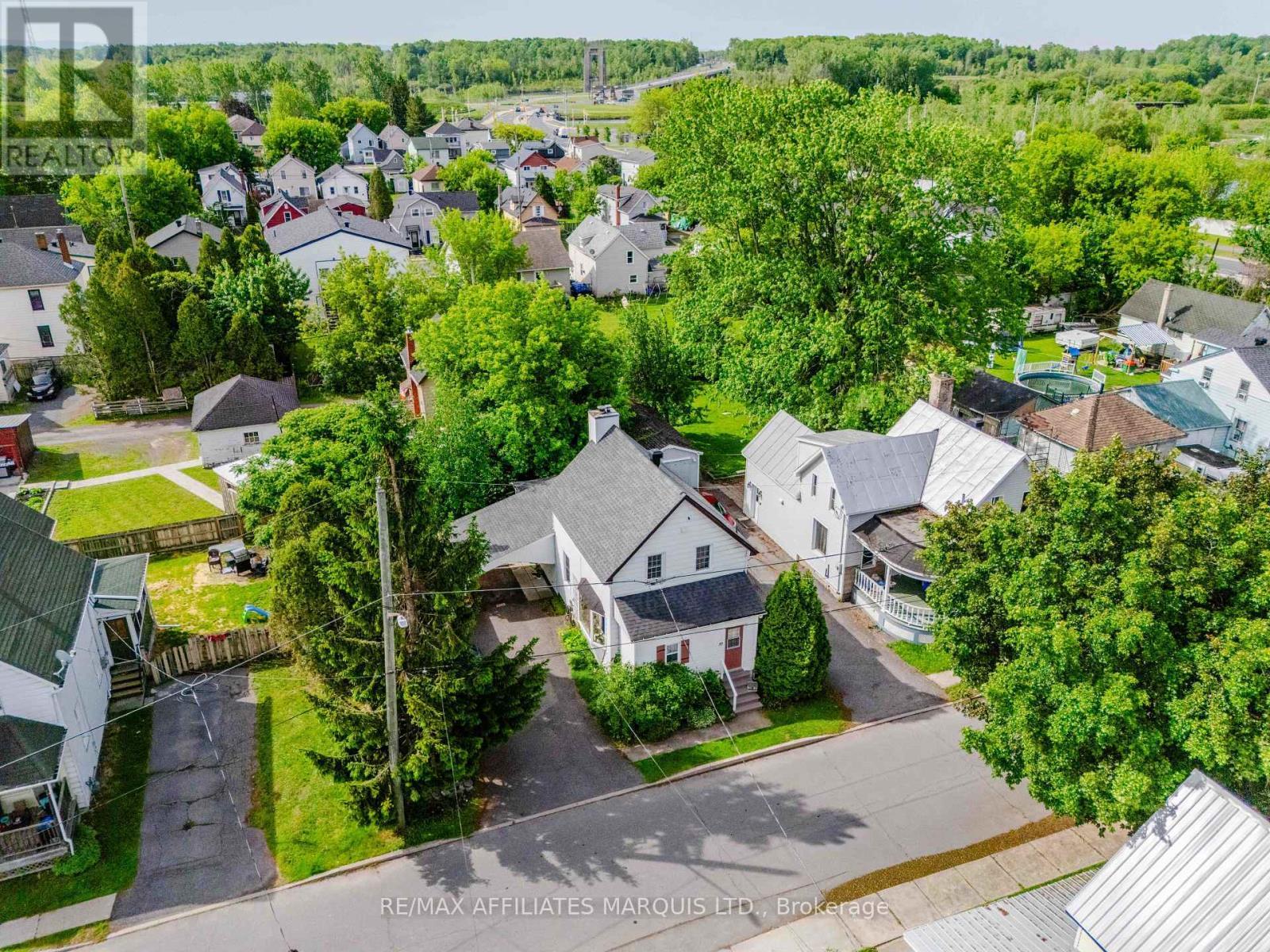 10 Smith Avenue, Cornwall, ON