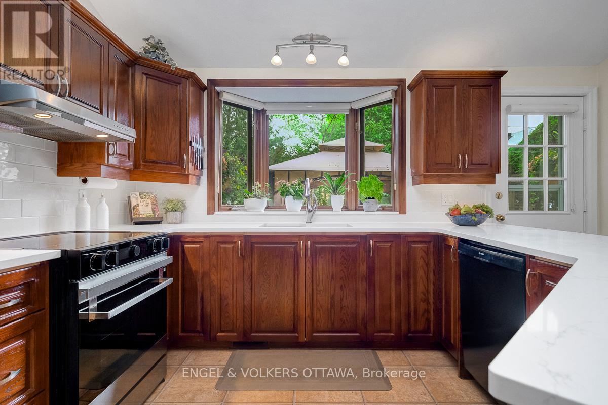 10 Rock Avenue, Ottawa, ON