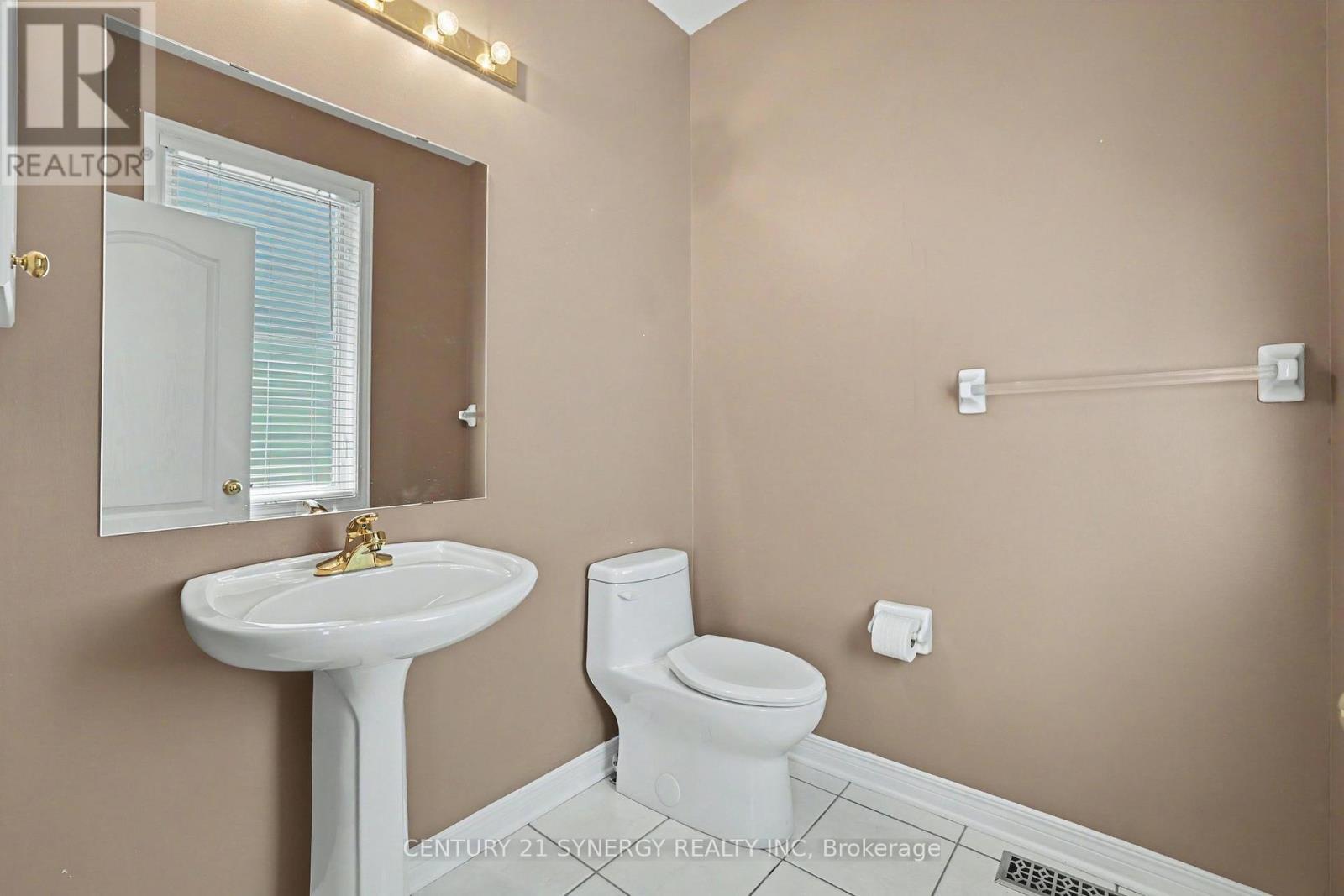 Main floor Powder Room - 17 Warnock Way, Ottawa, ON