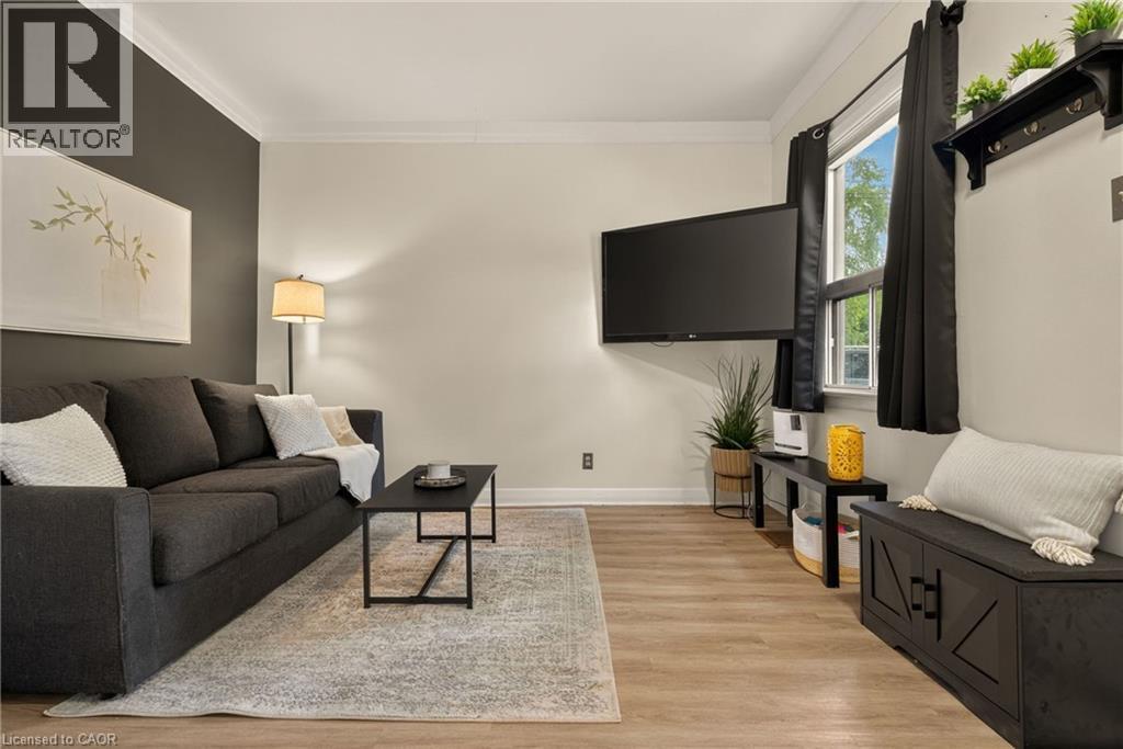 153 Ferrie Street E, Hamilton, ON - Indoor Photo Showing Living Room