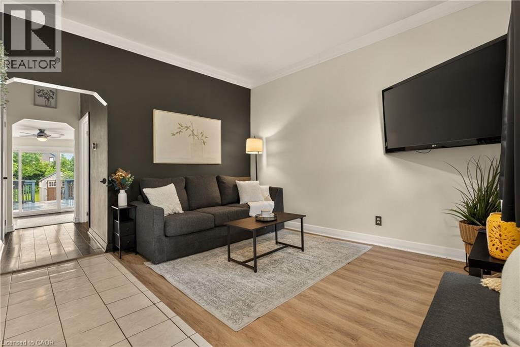 153 Ferrie Street E, Hamilton, ON - Indoor Photo Showing Living Room