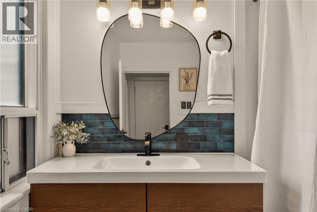 153 Ferrie Street E, Hamilton, ON - Indoor Photo Showing Bathroom