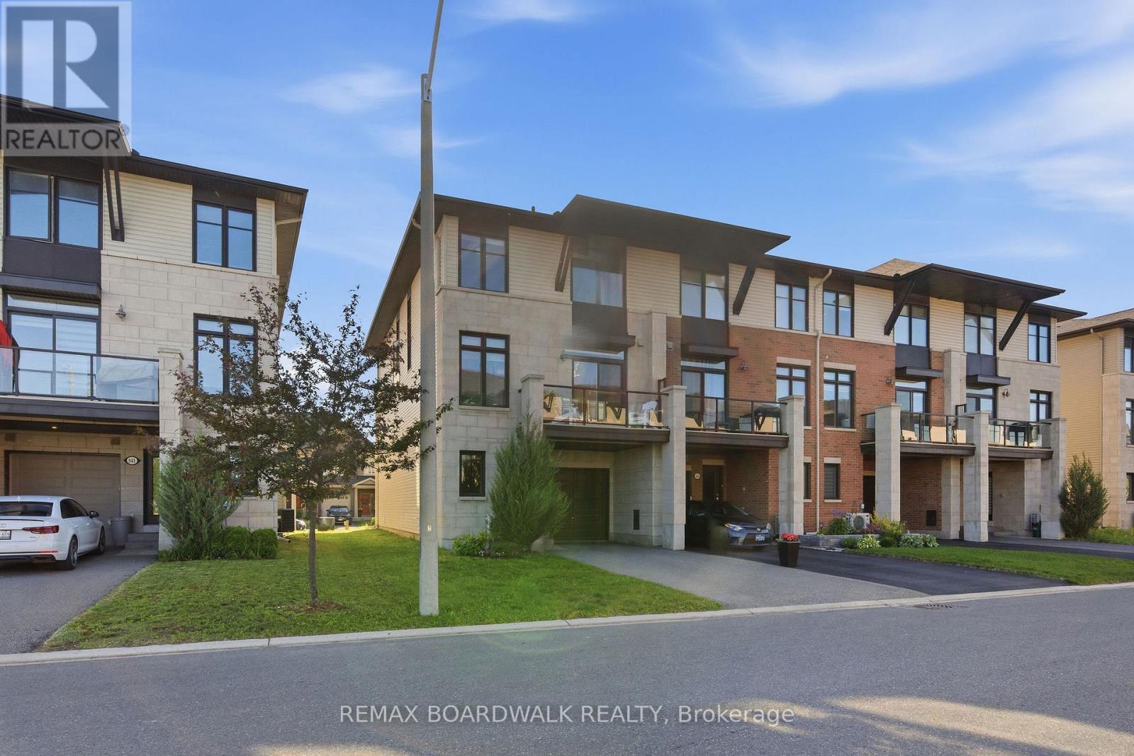 543 Labrador Crescent, Ottawa, ON - Outdoor With Balcony With Facade