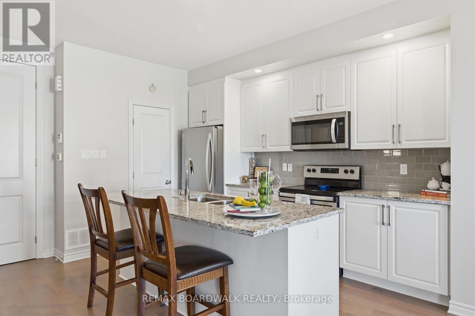 543 Labrador Crescent, Ottawa, ON - Indoor Photo Showing Kitchen With Stainless Steel Kitchen With Double Sink With Upgraded Kitchen