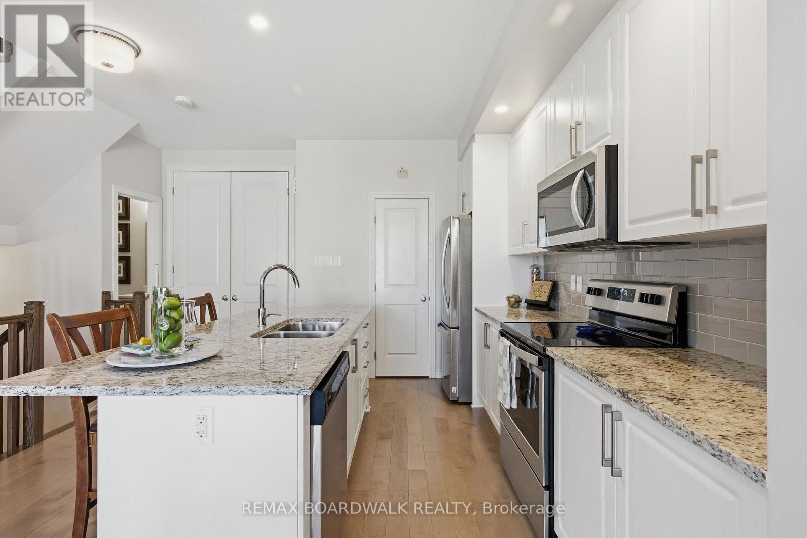 543 Labrador Crescent, Ottawa, ON - Indoor Photo Showing Kitchen With Stainless Steel Kitchen With Double Sink With Upgraded Kitchen