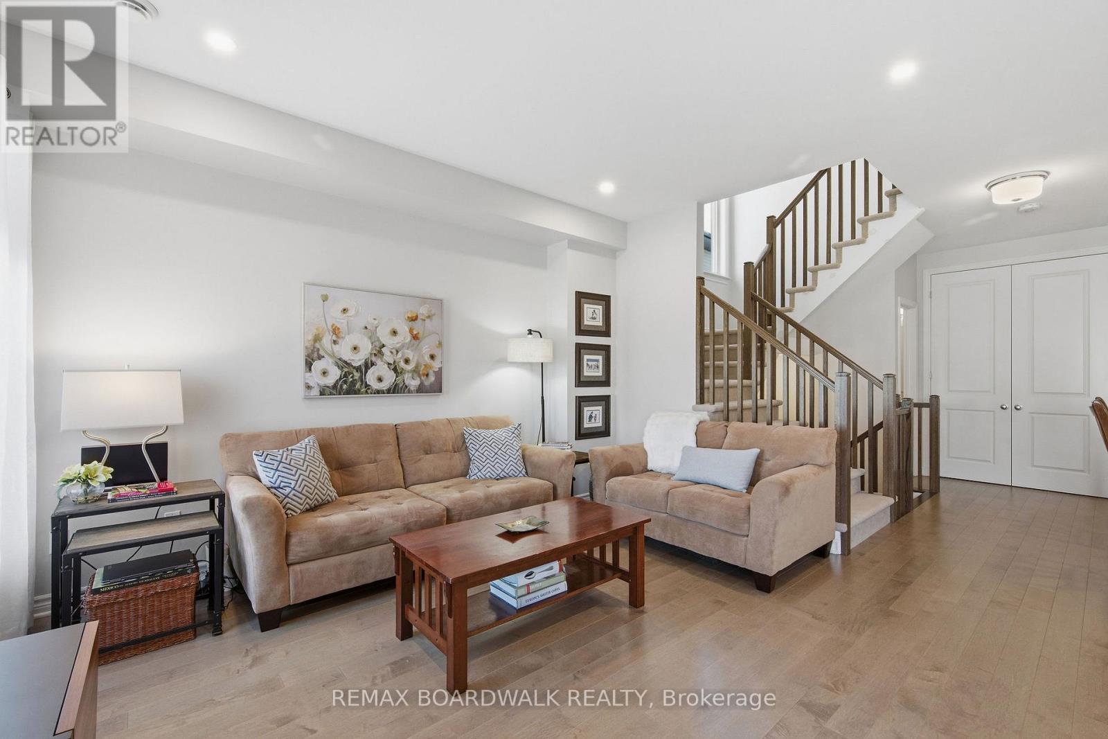 543 Labrador Crescent, Ottawa, ON - Indoor Photo Showing Living Room