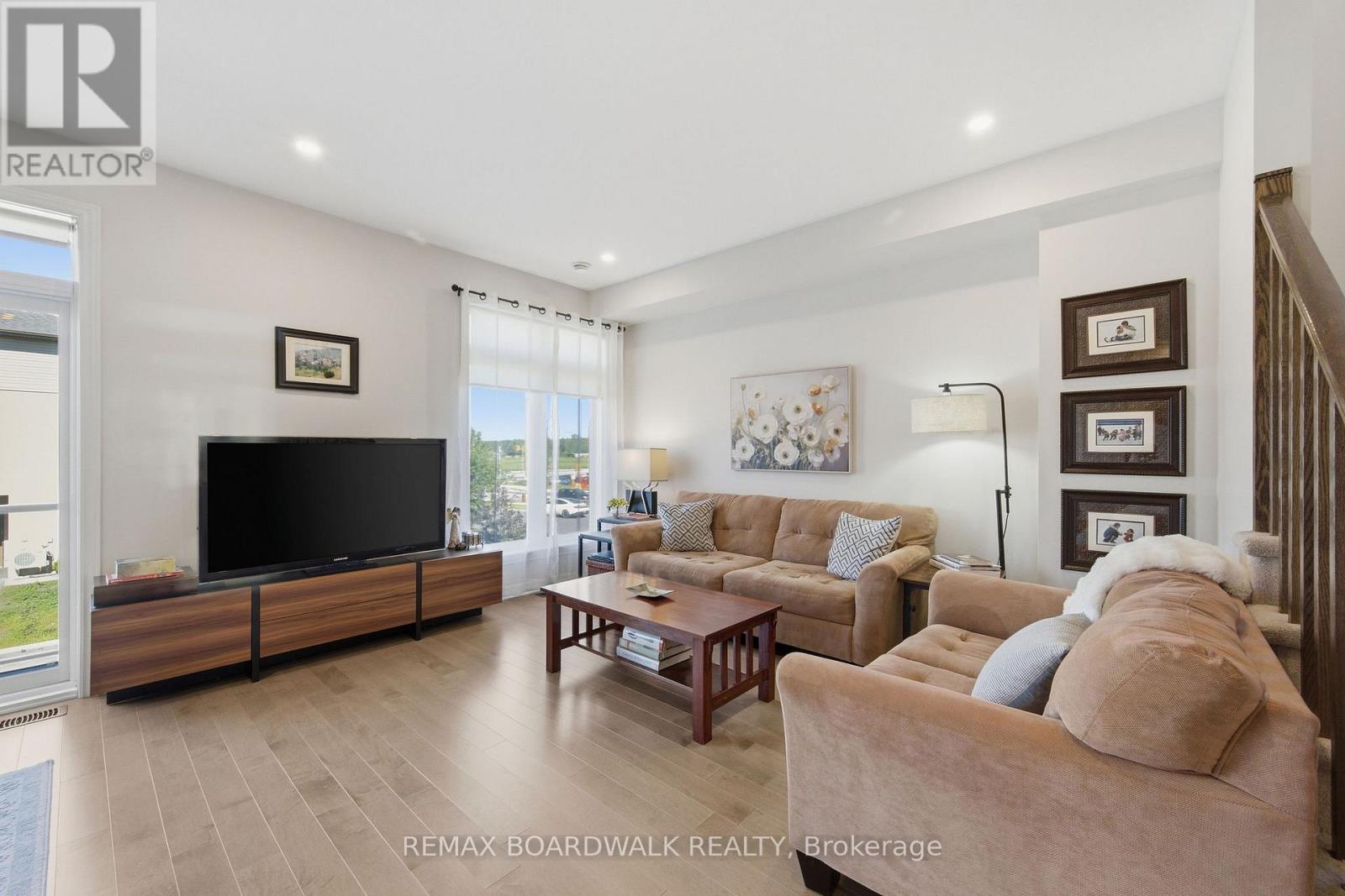 543 Labrador Crescent, Ottawa, ON - Indoor Photo Showing Living Room