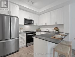 FUNCTIONAL U-SHAPE KITCHEN W/BREAKFAST BAR -