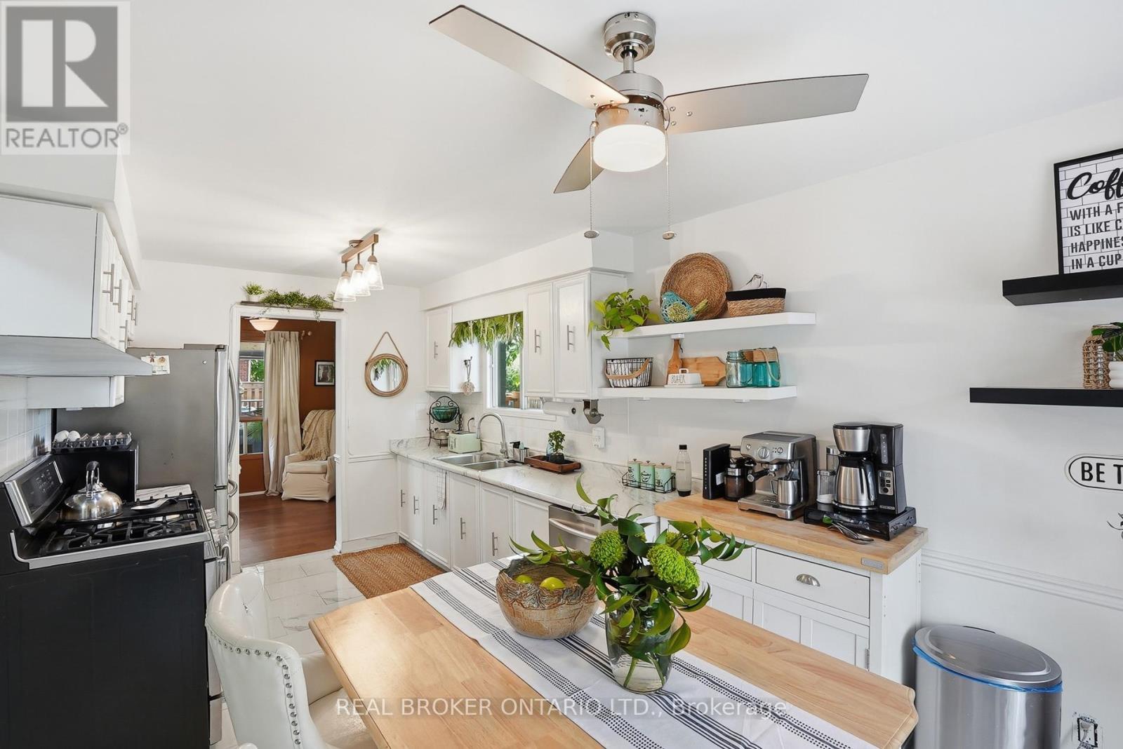 Bright Kitchen - 3260 Woodcroft Crescent, Burlington, ON