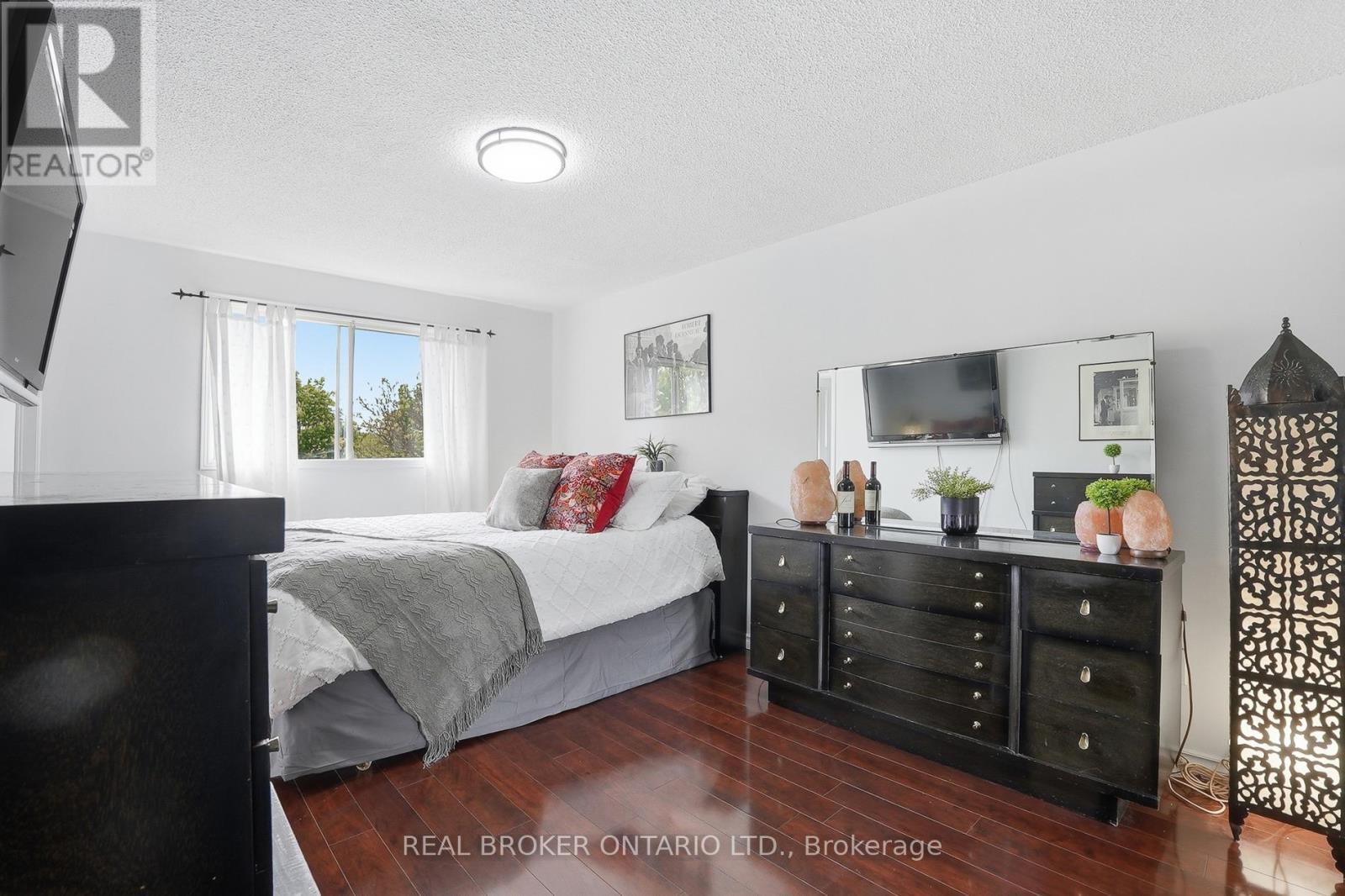 Large primary bdrm w/view of backyard - 3260 Woodcroft Crescent, Burlington, ON
